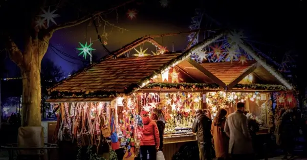 Bild vom Adventmarkt im Styrassic Night Lichterzauber Park